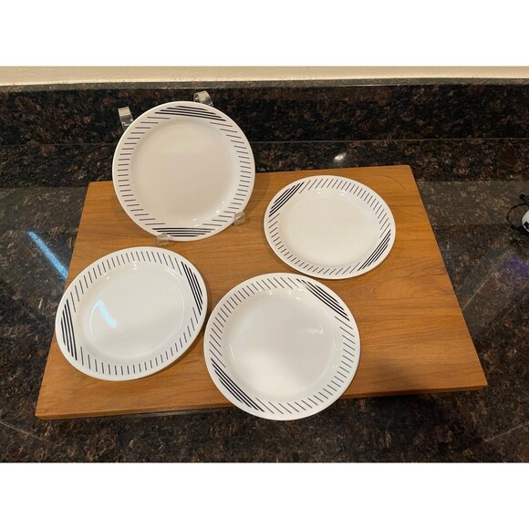 Corelle Other - 4 Corelle Lineage salad plates